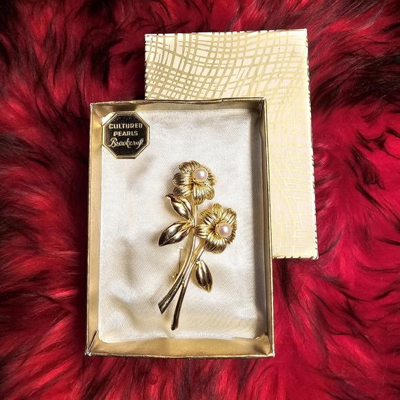 Vintage Brookcraft Gold Tone Floral Brooch Pin with Pearl Accents in Box - Picture 2 of 5